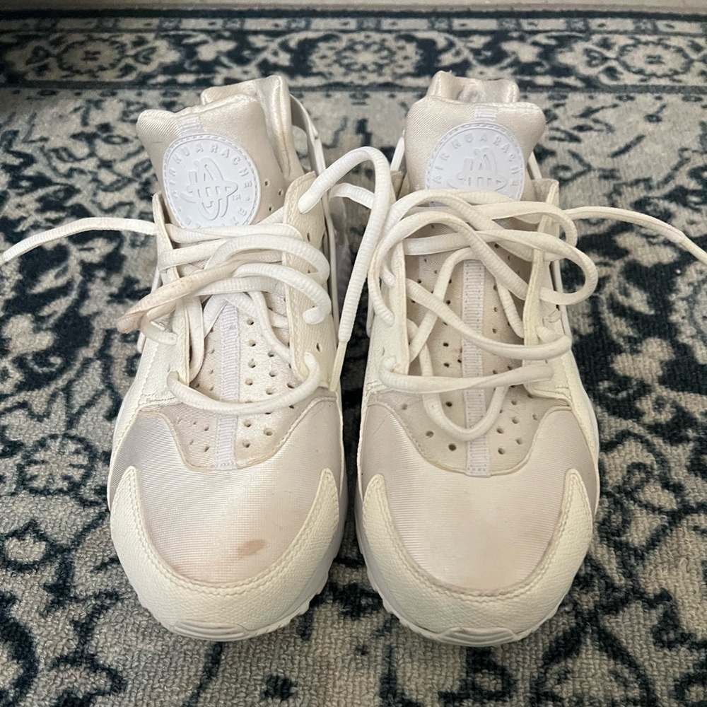 NIKE HUARACHES White
